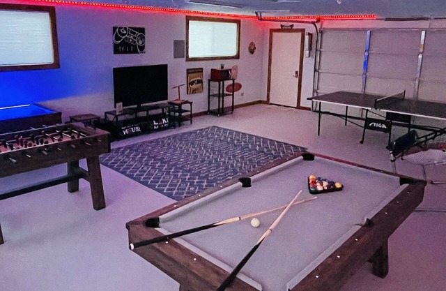 New Game Room! WiFi! King Bed! Family Friendly!