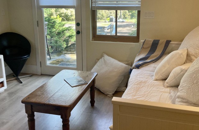 New gorgeous private studio suite in country setting with laundry and parking.