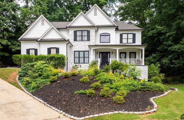 New! - Great Family Home in Suwanee | Dog Friendly | Gas South Arena | Community Pool