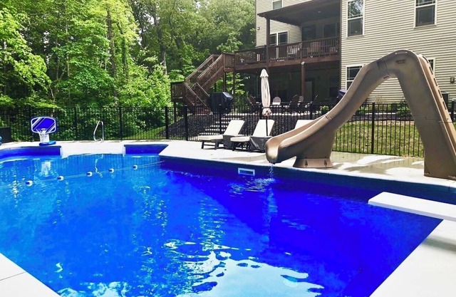 New Guest Apartment- Pool, Hot Tub, Fire Pit, Air Hockey, Pool Table & Kids Area