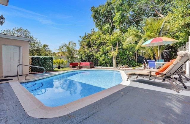 NEW Heated Pool, 10min to Beach, BBQ, Board games