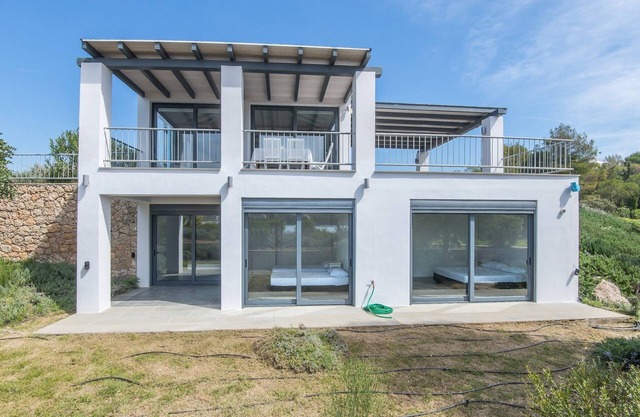 New holiday home on (pebble) beach