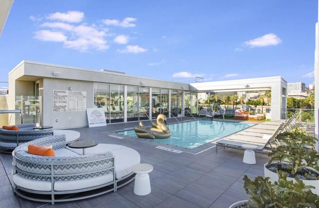 NEW Hollywood Sign View-Studio: Pool, Parking, Gym