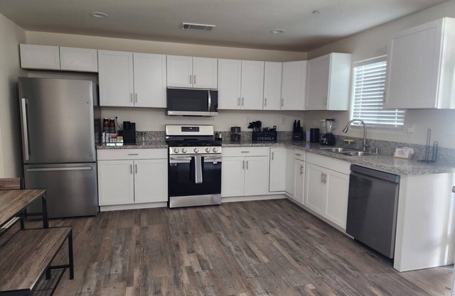 NEW HOME IN CENTRAL DELANO. COZY, QUIET, PEACEFUL