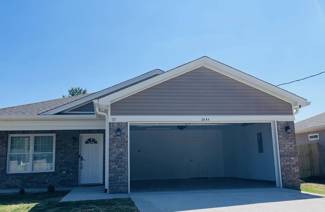 New home just build, fenced .Close to many restaurants. 20 min to the airport