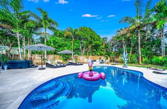 NEW! HTD POOL/HOT TUB/5 MIN TO BEACH/BAR!