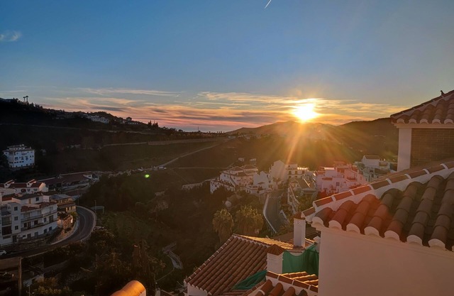 NEW, Ideal for couples! Views to mountains and sea, Jacuzzi, private Terraces.