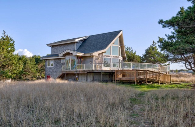 New Julie's Stuga-Oceanfront with stunning deck and private access to beach