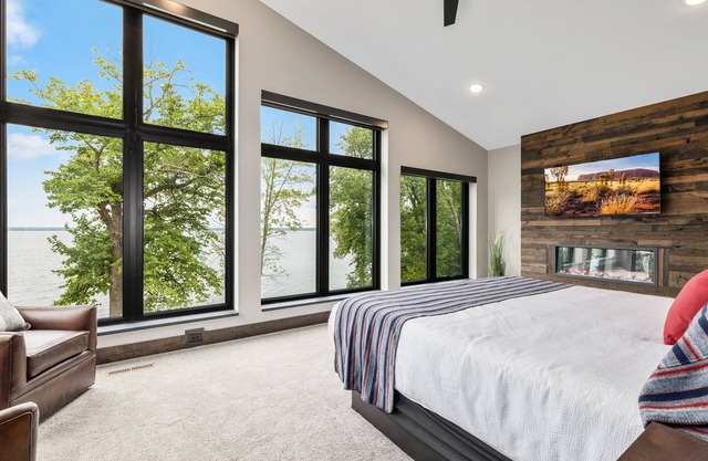 NEW Lake Front Loft - 5 Bedroom Home on Beautiful Gull Lake w/4-Season Fun!