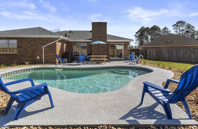 NEW! Large Modern 3B2B King bed Pool on-site, beach nearby 70"TV