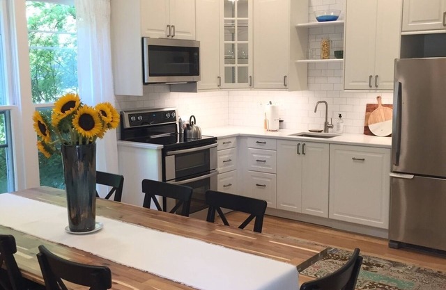NEW light filled 1500 sq ft apt, lg kitchen, expansive family rm, 2 bedrm,1 bath