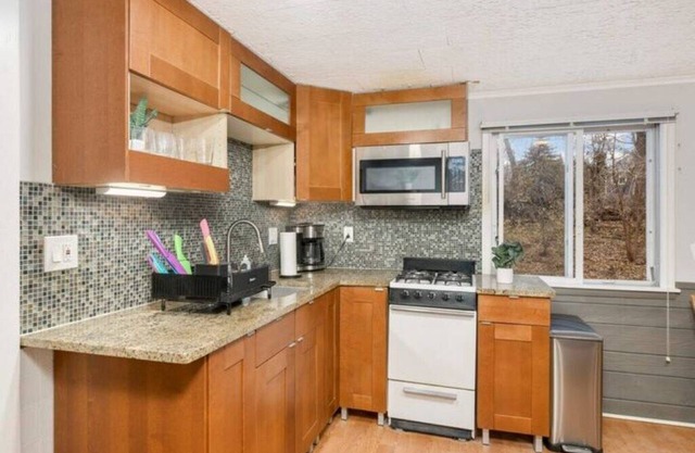 New Listing by 5-Star Hosts! Cozy, Quiet 1 Bd Homen