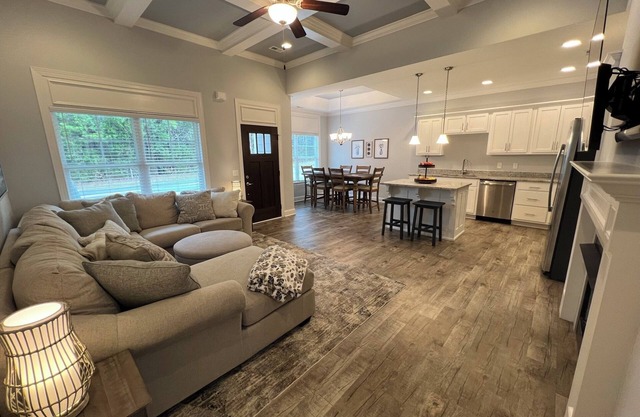 NEW LISTING! Charming 3-bedroom townhome with WiFi and AC in fabulous Ooltewah