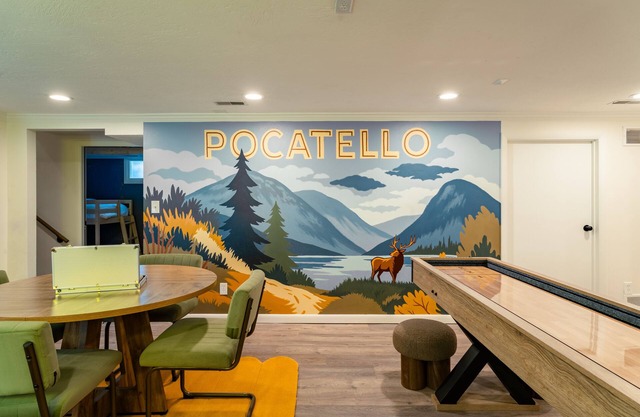 NEW LISTING! Corporate Comfort, Hot Tub, Fire Pit, game room, 7 private BR