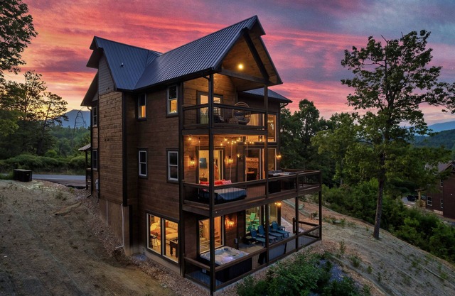 New Listing, "Explorer's Hideaway",Mtn View, Firepit, Indoor Pool, Hot Tub,Games