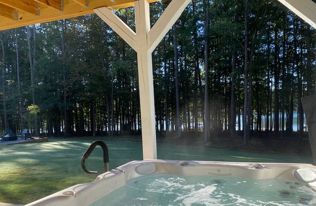 NEW LISTING ! Lake Hartwell/Waterfront Hot tub Fire Pit Pool Table