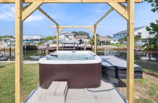 New Listing Promo Waterfront 2BR Jacuzzi, Private Dock, Gulf Access, Dogs OK, Open for Scalloping!