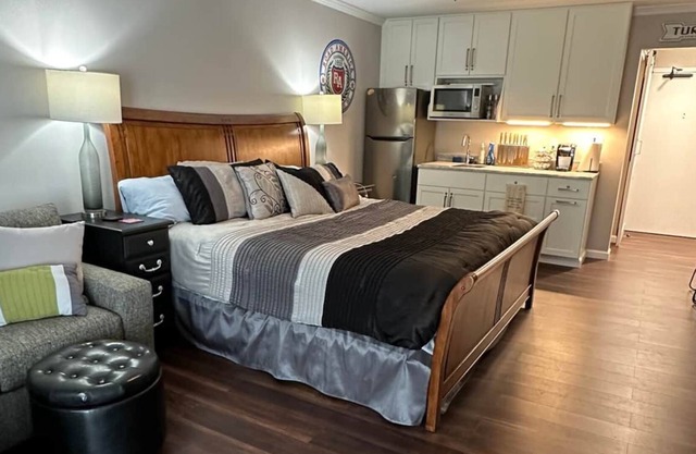 NEW LISTING!! Resort Villa With Connected Suites! Sleeps 8!