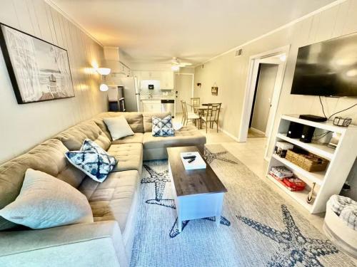 New Listing Sands Villa Steps to the Beach Flip-Flop Getaways