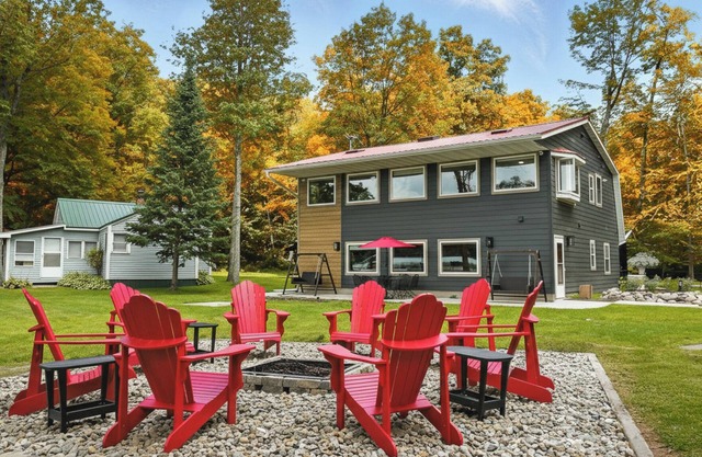 New Listing! Sand Bar Resort – Updated 5BR with Lake Views, Big Yard, Firepit, Gourmet Kitchen & More!