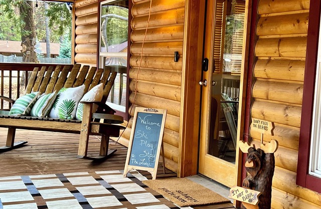 NEW LISTING! Ski, Play, Stay @ The Lodge is loaded! Hot tub, BBQ, sleeps 10,