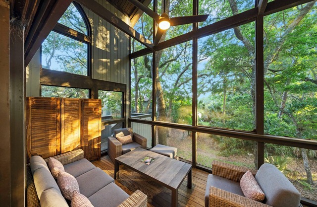 New listing! Upgraded PARKSIDE Villa- modern decor and pet friendly!