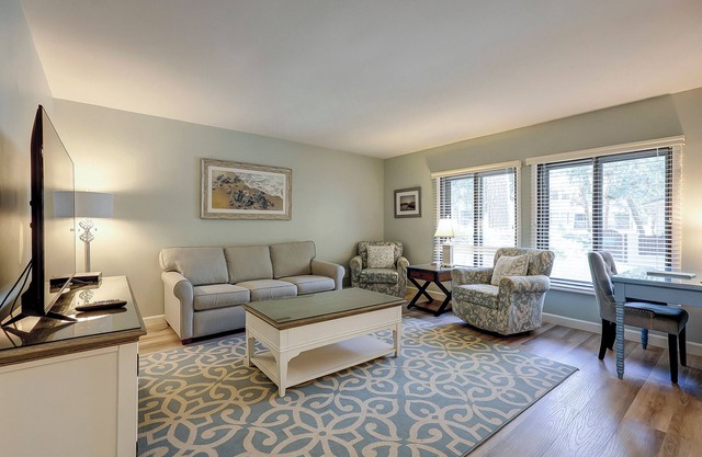 New Listing Wonderful Luxury updated 1 BR Harbourtown Beach Gear & Bike Rentals