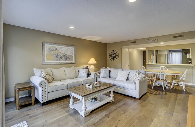 New Listing 2 BR 2.5 BA Townhome Golf Views Bikes & Beach Gear included