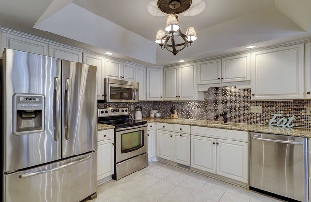 New Listing Updated 2 BR Luxury Condo at Beach Walk Bikes & Beach Gear included