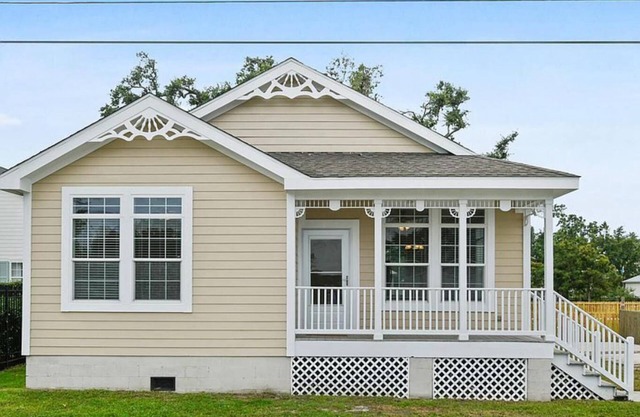 *NEW* - LOCATION, LOCATION - 250 Feet to the Beach - Sleeps 6