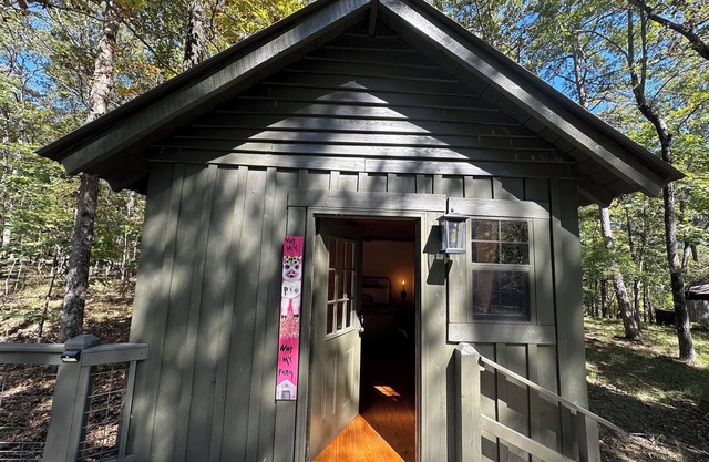 *NEW* Logged Inn! 3mi to DeSoto State Park