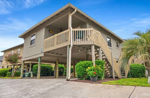 NEW LOWER RATES 2 bed, 2 bath cottage, Shore Dr. area, 4 min walk to the beach