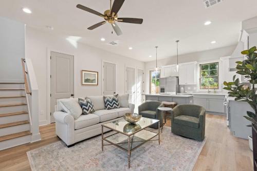 New Luxe Oaks - River Ranch - King Bed - Great Location