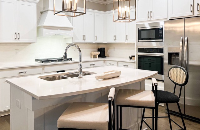 New Luxury 3BD/King Suite Near Mid City, Toyota Stadium and Redstone Gate