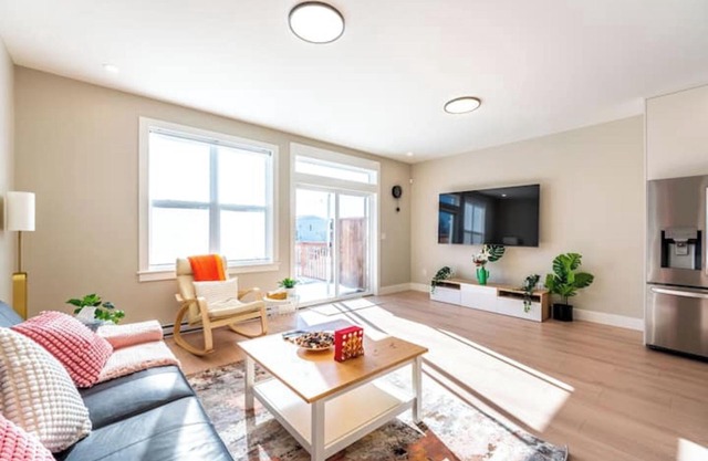 New Luxury | 3BR/3BA, 2 Living rooms, Kitchen - Home in Halifax