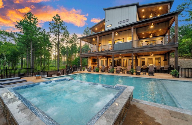 New Luxury 8BR Cabin w/Pool, Hot Tub, Game Rooms, Pickleball, Creekside