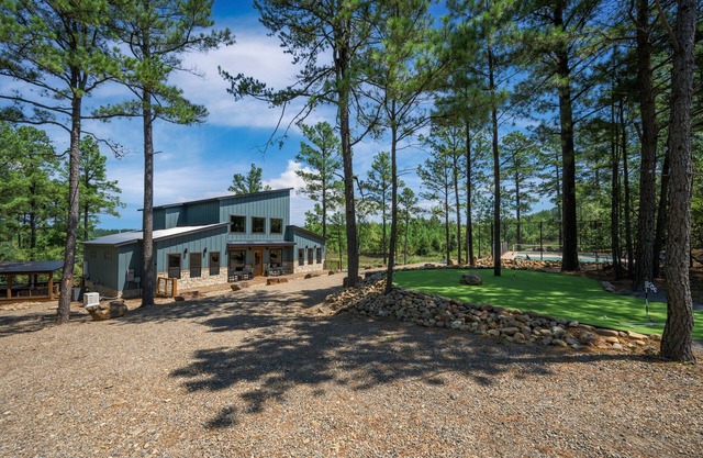 NEW Luxury Cabin, Pickleball/Hoops, Sauna, Golf, Pool Table, Dog Friendly