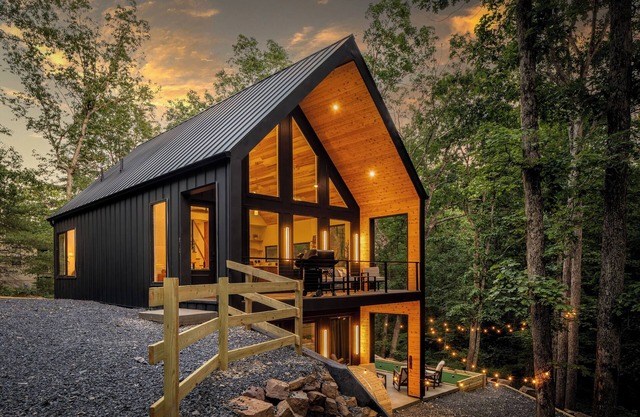 NEW Luxury Cabin w/Sauna, Hot Tub, FirePit, Bocce, GameRoom! Minutes to Bryce!