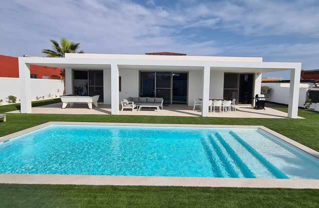 NEW Luxury modern Villa LiLa heated pool