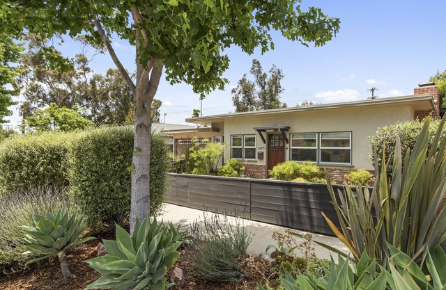 New Midcentury in the heart of Ventura-5 min bike ride to beach or downtown