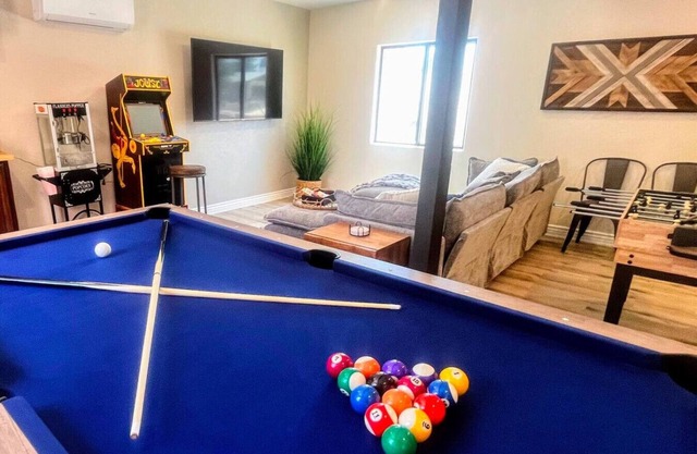 NEW! MiniGolf–PoolTable–FirePit–BBQ–Arcade–Bocce