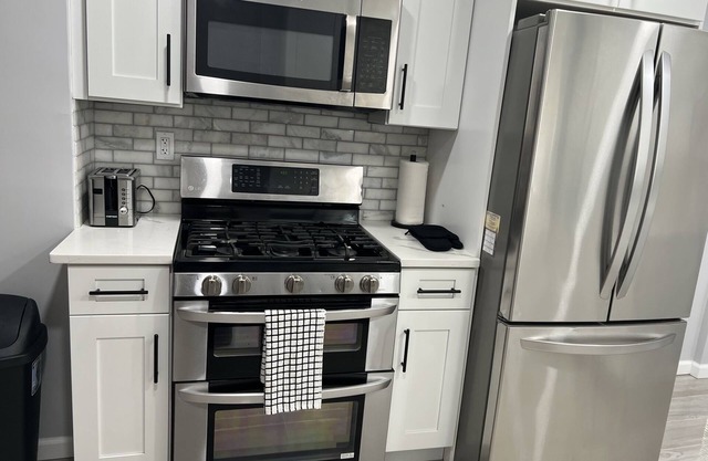 NEW MODERN 1 BEDROOM APT MINUTES FROM NYC!