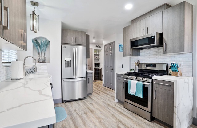 NEW! Modern Cabin by the Lake - Jacuzzi, FireTable, Games, Surround Sound, MORE!