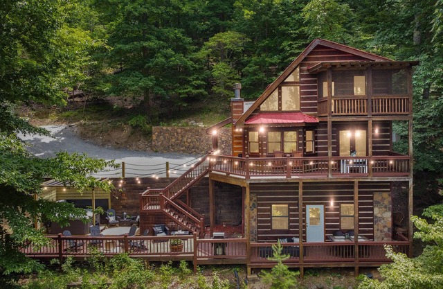 *NEW* Modern Rustic Cabin w/AMAZING views! Hot Tub, 2 King Suites, Pet Friendly