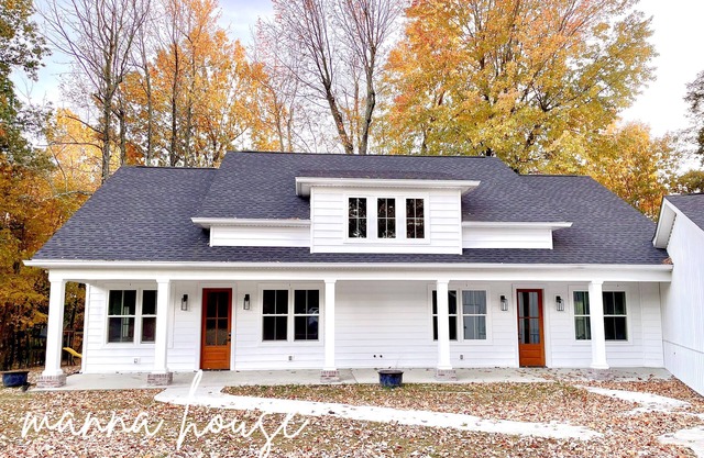 New modern spacious unit, 5 miles from downtown, quiet country setting!