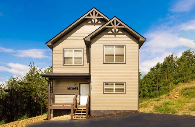 New mountain view cabin! Tucked away yet short drive to attractions