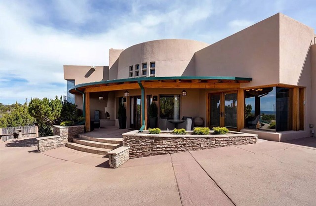 NEW ON VRBO! El Camino Stunning home Dale Ball trails Santa Fe Ski Area Forest