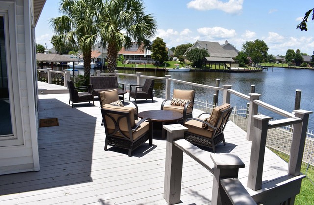 New Orleans Area Private 4BR waterfront home! Swim Boat Grill !