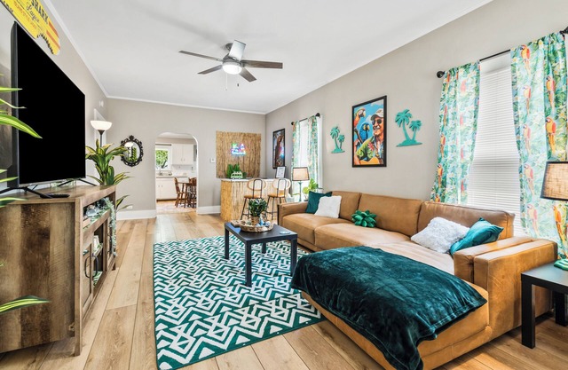 NEW-Parrot Head Haven-3BR-1BA-Themed-Bar-Patio