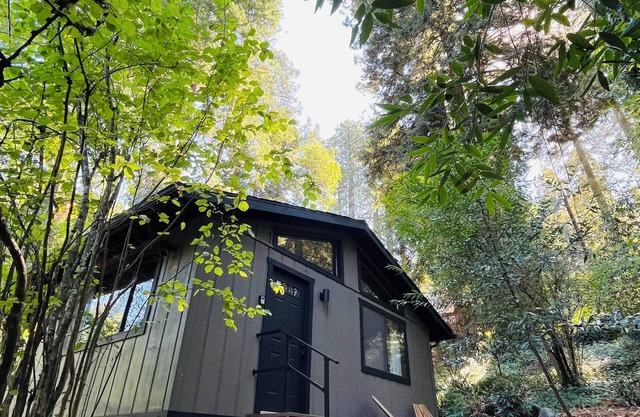 NEW - Relaxing Retreat with Hot Tub in the Woods